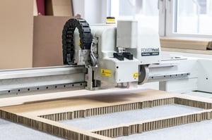 Plotter welcher Wabenplatte bearbeitet