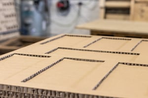 Gestanzte und gemouldete Wabenplatte