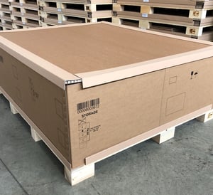 Transportbehälter mit Kantenschutz und Palette aus Holz