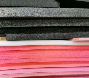 Schaumplatten in rosa, weiß und schwarz gestapelt