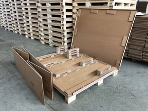 Verpackungsset aus Wabenpappe, Wellpappe und Holz mit Polstern und Auflagen aus Wabenpappe