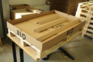 Transportbehälter aus Pappe und Holz