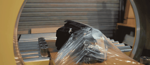 Wickelsystem wrap'n'flow mit einem mit Folie umwickeltem Scheinwerfer