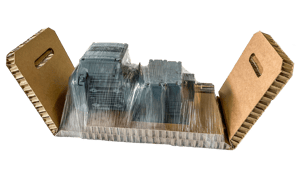 Tray aus Wabenpappe mit Motor und umwickelt mit Folie