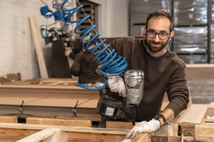 Mitarbeiter von NEXTPACK, welcher Transportbehälter aus Holz zusammennagelt