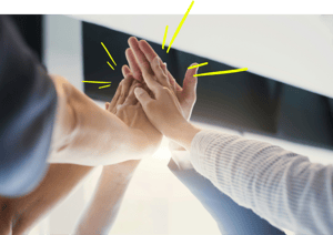 Viele Hände in der Mitte klatschen ein, Teamwork