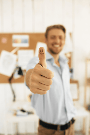 Mitarbeiter NEXTPACK mit Daumen nach oben