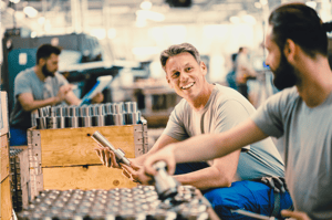 Mitarbeiter NEXTPACK mit Maschinenteilen