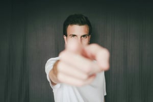 Mann welcher mit Finger zeigt