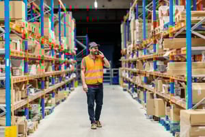 Mitarbeiter NEXTPACK in einer Logistikhalle