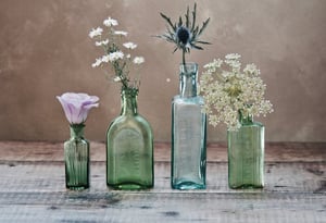 grüne und blaue Vasen mit Blumen