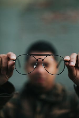 Weitblick Mann mit Brille