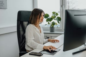 Mitarbeiterin NEXTPACK am Computer