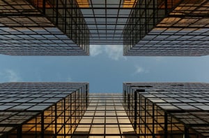 Industriegebäude mit Glasfronten unter einem blauen Himmel