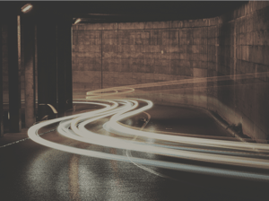 Lichter von schnell vorbeifahrenden Autos in einem Tunnel