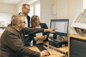 Mitarbeiter NEXTPACK erklärt Kundin Verpackungslösung am Computer