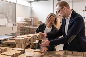 Mitarbeiter von NEXTPACK erklärt einer Kundin die Verarbeitungsmöglichkeiten der Wabenpappe