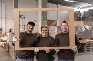Team NEXTPACK in Bilderrahmen aus gestanzter Wabenplatte