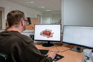 Entwickler von NEXTPACK welcher am Bildschirm eine Verpackungslösung aus Wabenpappe bearbeitet