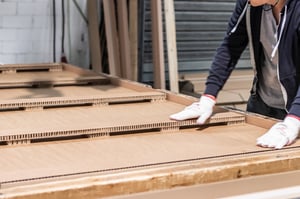 Mitarbeiter von NEXTPACK, welcher in Handarbeit die Exportbehälter fertigt