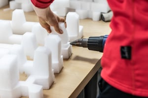 Mitarbeiter von NEXTPACK klebt mit Heißluft PE-Schaum zusammen