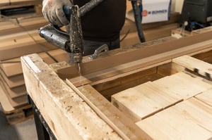 Fertigung von maßgeschneiderten Paletten aus Holz