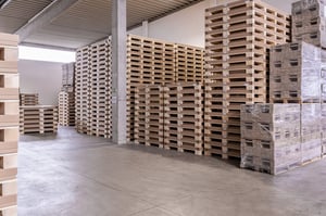 Lagerhalle der NEXTPACK, mit gestapelten Transportbehältern